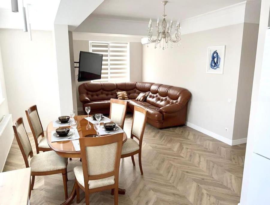 Very Large Apartment For Family! On Milestiu! 基希讷乌 外观 照片